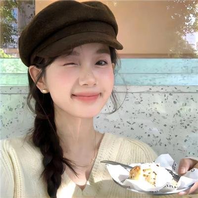 玻璃橱窗中的姑娘